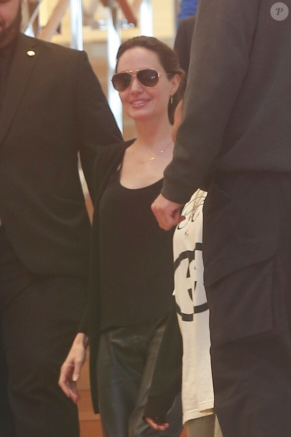 Exclusif - Angelina Jolie emmène ses enfants Pax, Knox et Zahara faire du shopping chez Louis Vuitton à Beverly Hills, le 10 mai 2019.