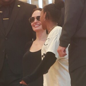 Exclusif - Angelina Jolie emmène ses enfants Pax, Knox et Zahara faire du shopping chez Louis Vuitton à Beverly Hills, le 10 mai 2019.