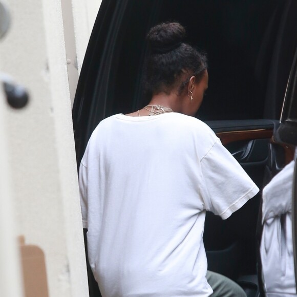 Exclusif - Angelina Jolie emmène ses enfants Pax, Knox et Zahara faire du shopping chez Louis Vuitton à Beverly Hills, le 10 mai 2019.
