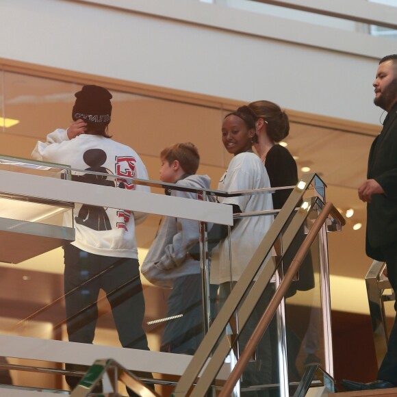 Exclusif - Angelina Jolie emmène ses enfants Pax, Knox et Zahara faire du shopping chez Louis Vuitton à Beverly Hills, le 10 mai 2019.