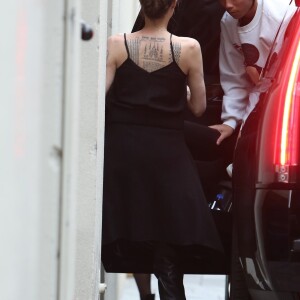 Exclusif - Angelina Jolie emmène ses enfants Pax, Knox et Zahara faire du shopping chez Louis Vuitton à Beverly Hills, le 10 mai 2019.