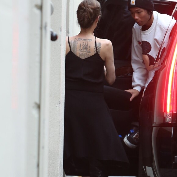 Exclusif - Angelina Jolie emmène ses enfants Pax, Knox et Zahara faire du shopping chez Louis Vuitton à Beverly Hills, le 10 mai 2019.