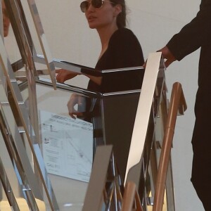 Exclusif - Angelina Jolie emmène ses enfants Pax, Knox et Zahara faire du shopping chez Louis Vuitton à Beverly Hills, le 10 mai 2019.