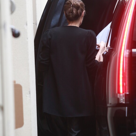 Exclusif - Angelina Jolie emmène ses enfants Pax, Knox et Zahara faire du shopping chez Louis Vuitton à Beverly Hills, le 10 mai 2019.