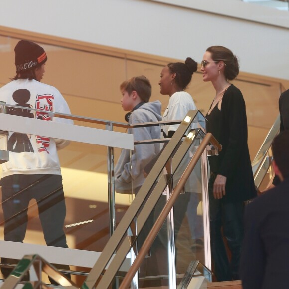 Exclusif - Angelina Jolie emmène ses enfants Pax, Knox et Zahara faire du shopping chez Louis Vuitton à Beverly Hills, le 10 mai 2019.