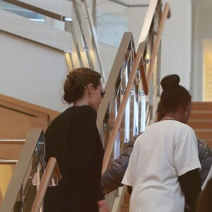 Exclusif - Angelina Jolie emmène ses enfants Pax, Knox et Zahara faire du shopping chez Louis Vuitton à Beverly Hills, le 10 mai 2019.