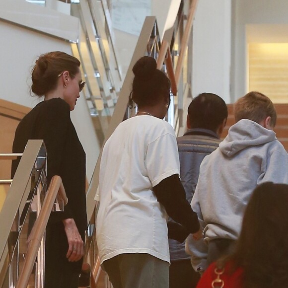 Exclusif - Angelina Jolie emmène ses enfants Pax, Knox et Zahara faire du shopping chez Louis Vuitton à Beverly Hills, le 10 mai 2019.