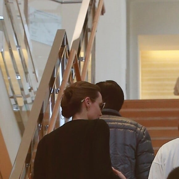 Exclusif - Angelina Jolie emmène ses enfants Pax, Knox et Zahara faire du shopping chez Louis Vuitton à Beverly Hills, le 10 mai 2019.