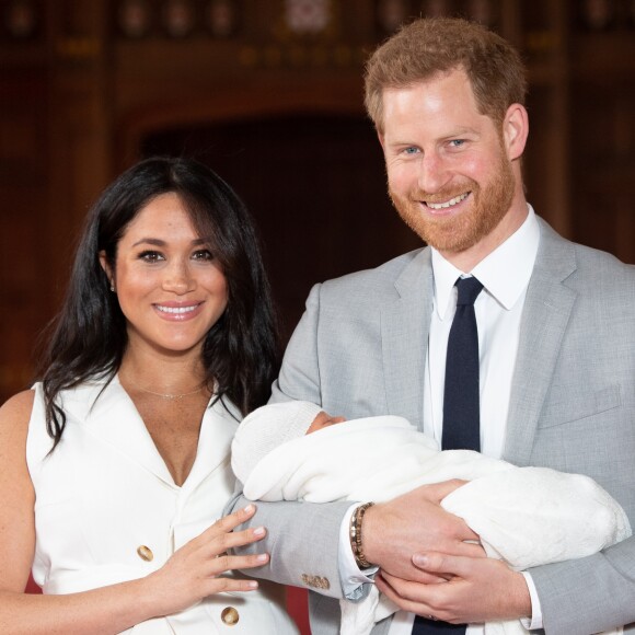 Le prince Harry et Meghan Markle, duc et duchesse de Sussex, présentent leur fils Archie Harrison Mountbatten-Windsor dans le hall St George au château de Windsor le 8 mai 2019.