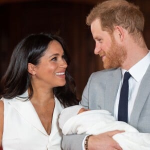 Le prince Harry et Meghan Markle, duc et duchesse de Sussex, présentent leur fils Archie Harrison Mountbatten-Windsor dans le hall St George au château de Windsor le 8 mai 2019.