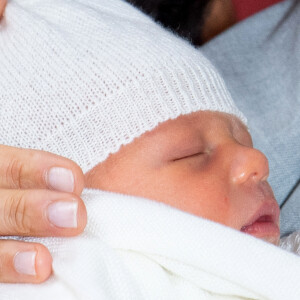 Le prince Harry et Meghan Markle, duc et duchesse de Sussex, présentent leur fils Archie Harrison Mountbatten-Windsor dans le hall St George au château de Windsor le 8 mai 2019.