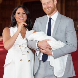 Le prince Harry et Meghan Markle, duc et duchesse de Sussex, présentent leur fils Archie Harrison Mountbatten-Windsor dans le hall St George au château de Windsor le 8 mai 2019.