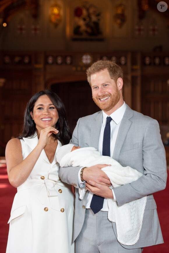 Le prince Harry et Meghan Markle, duc et duchesse de Sussex, présentent leur fils Archie Harrison Mountbatten-Windsor dans le hall St George au château de Windsor le 8 mai 2019.