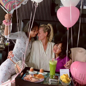 Laeticia Hallyday célèbre la fête des Mères à Los Angeles avec Jade et Joy, le 12 mai 2019.