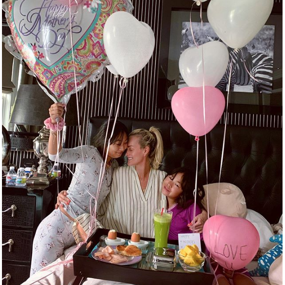 Laeticia Hallyday célèbre la fête des Mères à Los Angeles avec Jade et Joy, le 12 mai 2019.