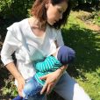 Daniela Martins en train d'allaiter son fils V. - Instagram, 13 mai 2019