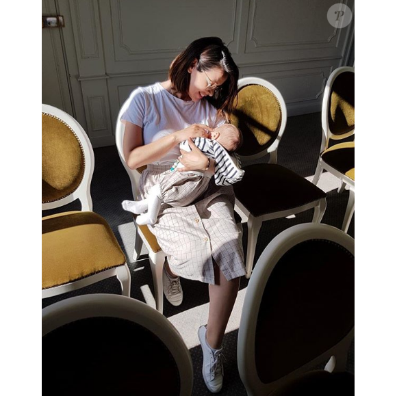 Daniela Martins souriante avec son fils dans les bras- Instagram, 5 mai 2019