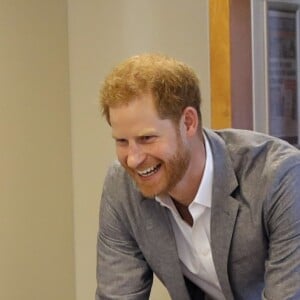 Le prince Harry, duc de Sussex, rencontre les membres du public lors de sa visite au Barton Neighbourhood Centre à Oxford, en Angleterre, le 14 mai 2019.