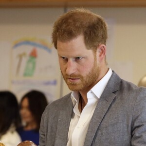 Le prince Harry, duc de Sussex, rencontre les membres du public lors de sa visite au Barton Neighbourhood Centre à Oxford, en Angleterre, le 14 mai 2019.