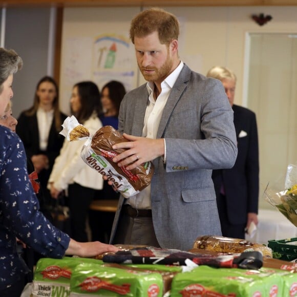 Le prince Harry, duc de Sussex, rencontre les membres du public lors de sa visite au Barton Neighbourhood Centre à Oxford, en Angleterre, le 14 mai 2019.