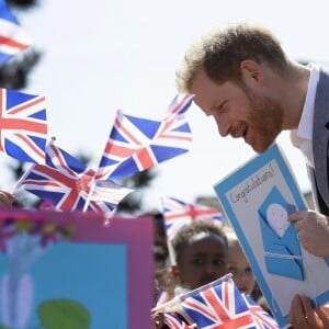 Le prince Harry, duc de Sussex, rencontre les membres du public lors de sa visite au Barton Neighbourhood Centre à Oxford, en Angleterre, le 14 mai 2019.