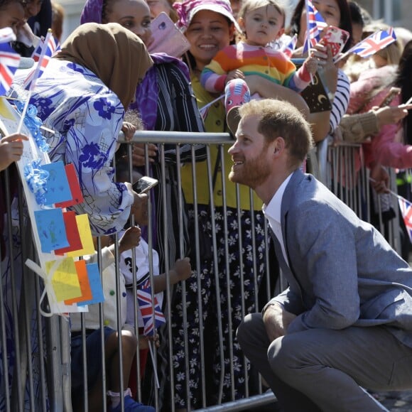 Le prince Harry, duc de Sussex, rencontre les membres du public lors de sa visite au Barton Neighbourhood Centre à Oxford, en Angleterre, le 14 mai 2019.