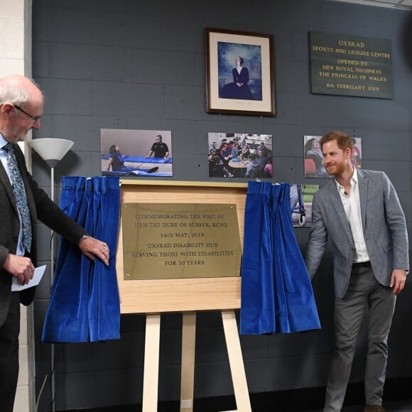 Le prince Harry, duc de Sussex, visite un centre pour personnes handicapées "OXSRAD" à Oxford le14 mai 2019.