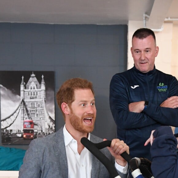 Le prince Harry, duc de Sussex, visite un centre pour personnes handicapées "OXSRAD" à Oxford le14 mai 2019.