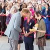Le prince Harry, duc de Sussex, reçoit un ours en peluche pour son fils Archie, lors de sa visite à l'hôpital pour enfants d'Oxford, le 14 mai 2019.