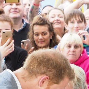 Le prince Harry, duc de Sussex, reçoit un ours en peluche pour son fils Archie, lors de sa visite à l'hôpital pour enfants d'Oxford, le 14 mai 2019.