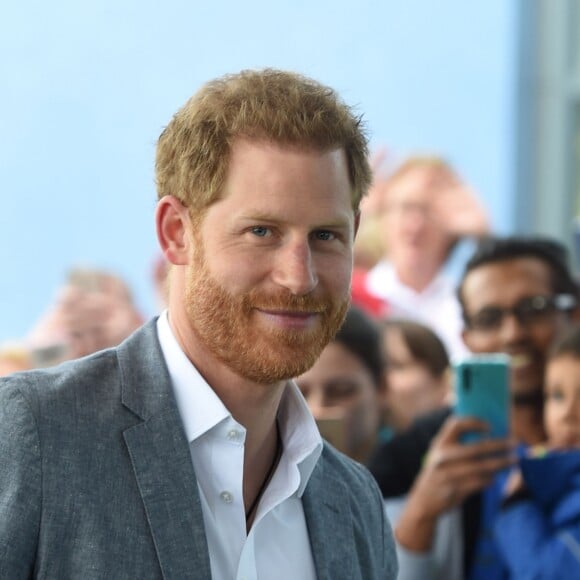 Le prince Harry, duc de Sussex, reçoit un ours en peluche pour son fils Archie, lors de sa visite à l'hôpital pour enfants d'Oxford, le 14 mai 2019.