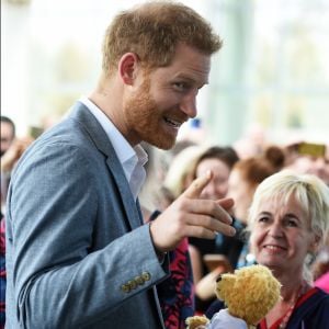 Le prince Harry, duc de Sussex, reçoit un ours en peluche pour son fils Archie, lors de sa visite à l'hôpital pour enfants d'Oxford, le 14 mai 2019.