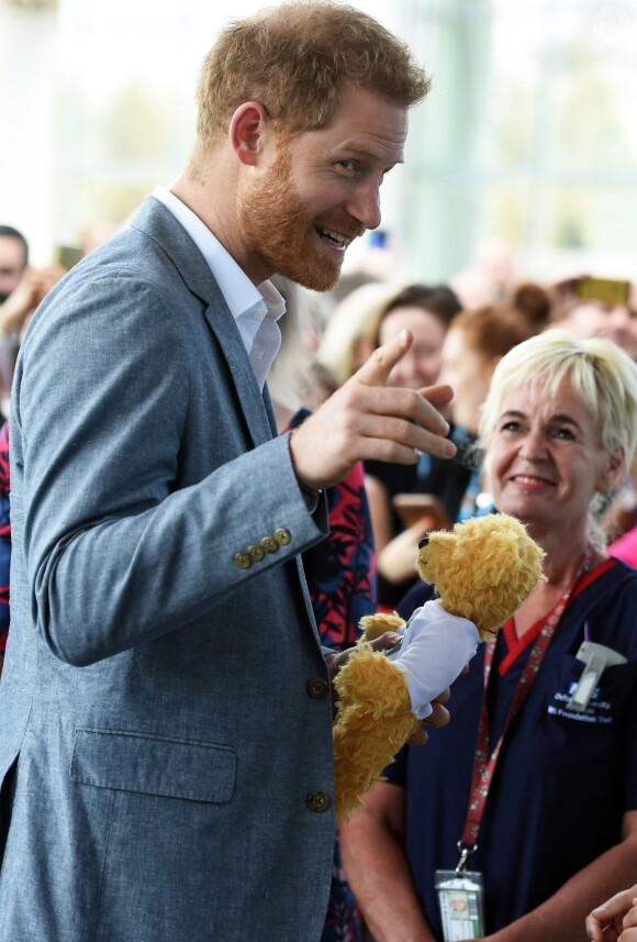 Le prince Harry, duc de Sussex, reçoit un ours en peluche pour son fils Archie, lors de sa visite à l'hôpital pour enfants d'Oxford, le 14 mai 2019.