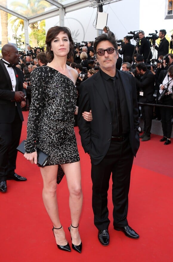 Charlotte Gainsbourg et son compagnon Yvan Attal à la montée des marches du film "How to Talk With Girls at Parties" lors du 70ème Festival International du Film de Cannes, le 21 mai 2017.