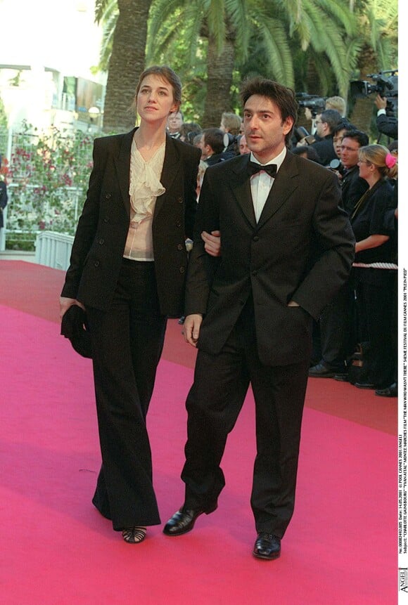 Charlotte Gainsbourg et Yvan Attal lors de la montée des marches du Festival de Cannes 2001