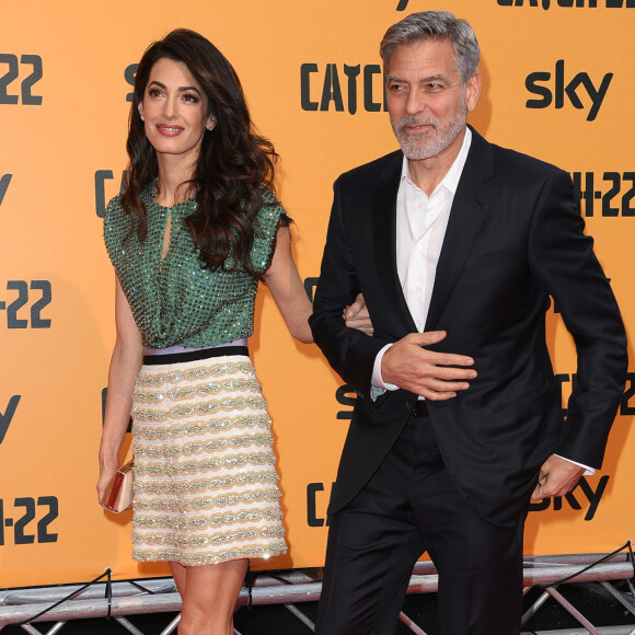 George Clooney et sa femme Amal Clooney Alamuddin à la première de la série TV "Catch 22" à Rome, le 13 mai 2019.