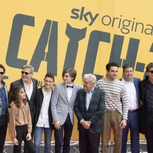 Grant Heslov, Valentina Belle, George Clooney, Giovanni Stocchino, Domenico Cuomo, Giancarlo Giannini, Christopher Abbott, Kyle Chandler, Tessa Ferrer, Ellen Kuras - Photocall de la série "Catch-22" à "The Space Cinema Moderno" à Rome. Le 13 mai 2019