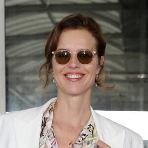 Eva Herzigova arrive à l'aéroport de Nice lors du 72ème Festival International du Film de Cannes, le 14 mai 2019.