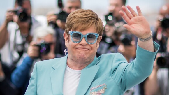 Elton John aussi excentrique que chic à Cannes : La star fait déjà le show