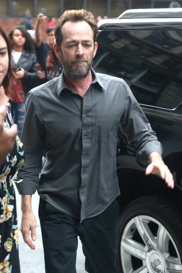 Luke Perry arrive au bâtiment AOL à New York, le 8 octobre 2018.