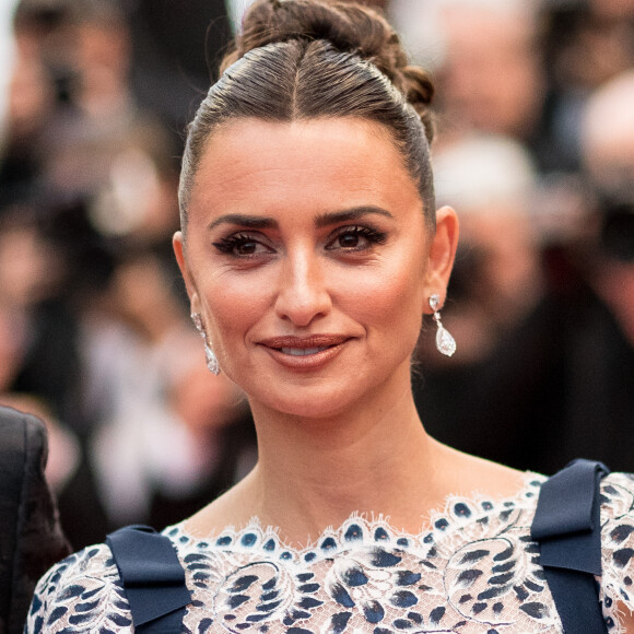 Penélope Cruz - Montée des marches du film "Douleur et Gloire" lors du 72ème Festival International du Film de Cannes. Le 17 mai 2019 © Jacovides-Moreau / Bestimage