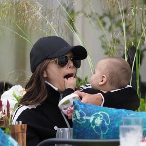 Eva Longoria et son fils Santiago lors du 72ème Festival International du Film de Cannes le 17 mai 2019.