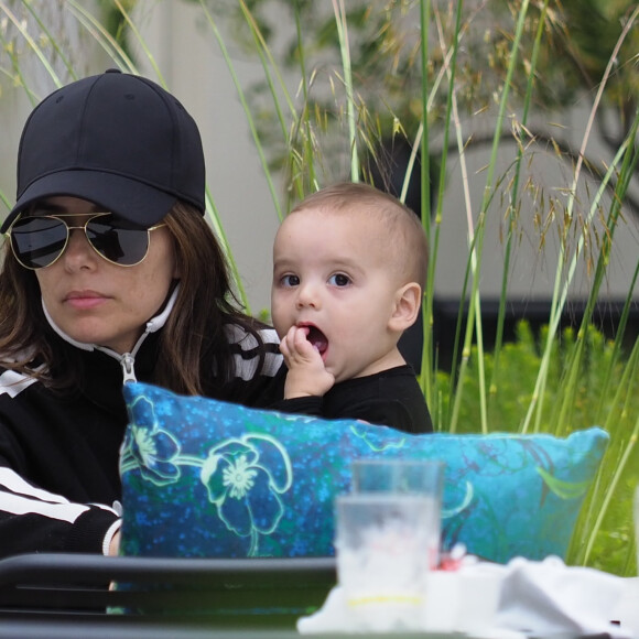 Eva Longoria et son fils Santiago lors du 72ème Festival International du Film de Cannes le 17 mai 2019.