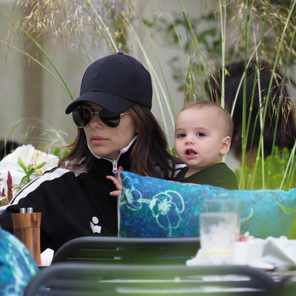 Eva Longoria et son fils Santiago lors du 72ème Festival International du Film de Cannes le 17 mai 2019.