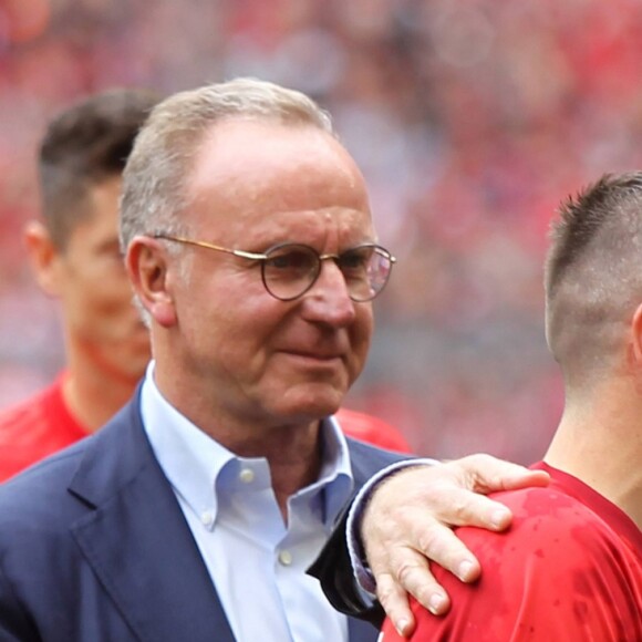 Franck Ribéry entouré de Karl-Heinz Rummenigge et de Uli Hoeness (président du Bayern de Munich) - Franck Ribéry célèbre le titre de champion d'allemagne et son dernier match sous les couleurs du Bayern de Munich le 18 Mai 2019. 18/05/2019 - Munich