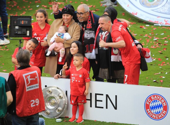 Franck Ribéry entouré de toute sa famille et de ses 5 enfants Hizya, Shakinez, Seïf Islam et Mohammed et Keltoum - Franck Ribéry célèbre le titre de champion d'allemagne et son dernier match sous les couleurs du Bayern de Munich le 18 Mai 2019 à Munich 18/05/2019 - Munich
