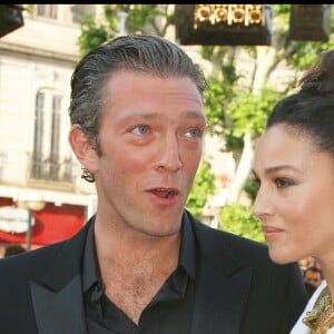 Monica Bellucci et Vincent Cassel lors de la montée des marches du film "Indigènes", 59e Festival de Cannes en 2006.