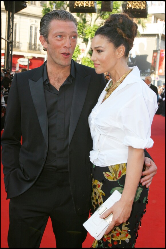 Monica Bellucci et Vincent Cassel lors de la montée des marches du film "Indigènes", 59e Festival de Cannes en 2006.