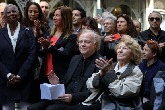Eric Berchot, pianiste et Aida Aznavour, soeur de Charles Aznavour au dévoilement d'une plaque en hommage à Charles Aznavour. La mairie de Paris dévoile une plaque en l'honneur de Charles Aznavour au 36 rue Monsieur le Prince (6e), où l'artiste a grandi. Paris le 21 Mai 2019. Stéphane Lemouton / Bestimage