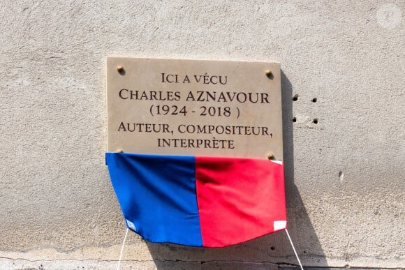 Plaque en hommage à Charles Aznavour - La mairie de Paris dévoile une plaque en l'honneur de Charles Aznavour au 36 rue Monsieur le Prince (6e), où l'artiste a grandi. Paris le 21 Mai 2019